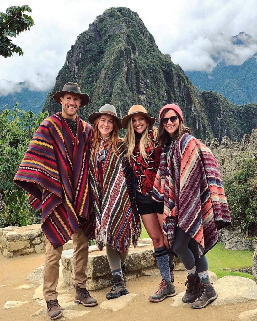 TURISTAS EN MACHUPICCHU-min